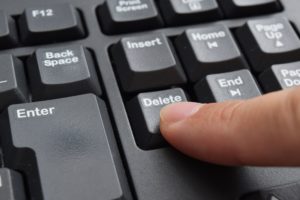 パソコンを譲渡する際の注意点について解説します