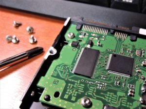 HDDの分解から捨て方まで！情報漏洩を防ぐための対策