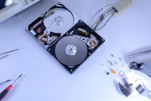 磁石でHDDを破壊するためには、超強力な磁石が必要って本当？