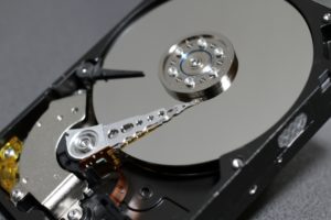 HDDの破壊を自分で行うデメリットとは？リスク回避で安心な処分を