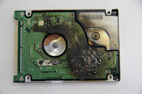 HDDが基板焼けした時どう対処する？基板が焼けたHDDの復旧方法とは？